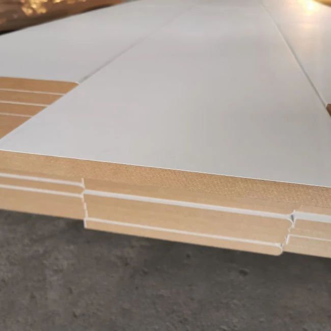 Rodapés multifuncionais com molduras de acabamento em MDF