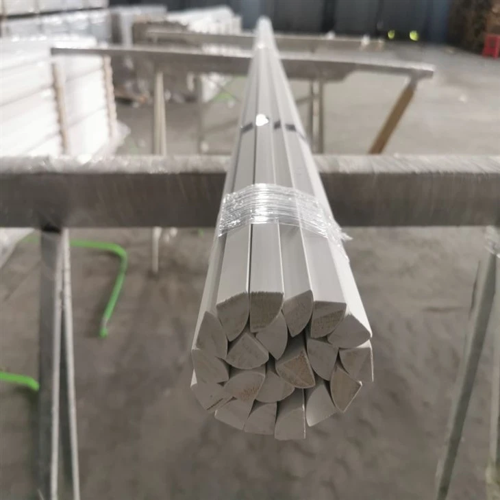 Moldes pequenos de madeira preparados brancos da sapata de Perfermance do custo alto ou círculo de um quarto para o rodapé