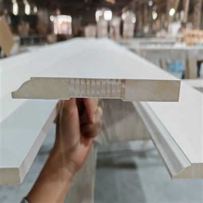O Gesso branco revestiu placas baixas de madeira dos moldes da guarnição de FJ para o assoalho