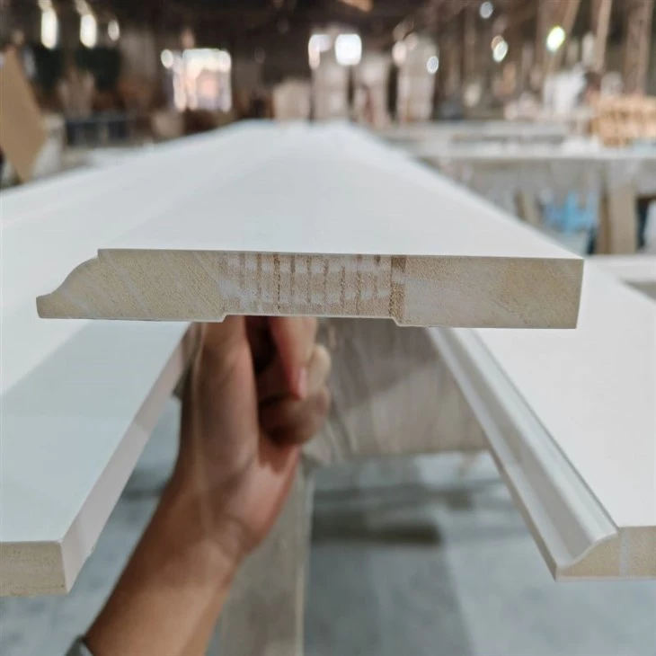 O Gesso branco revestiu placas baixas de madeira dos moldes da guarnição de FJ para o assoalho
