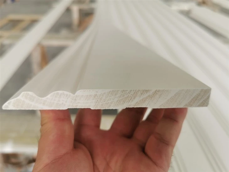 Placa base de molduras de acabamento em madeira com primer branco