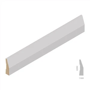 Moldura de revelação de janela de tábuas articuladas com primer branco