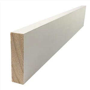 Moldura de revelação de janela de madeira articulada com primer branco