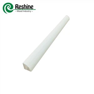 Quarto redondo de madeira branca com primer